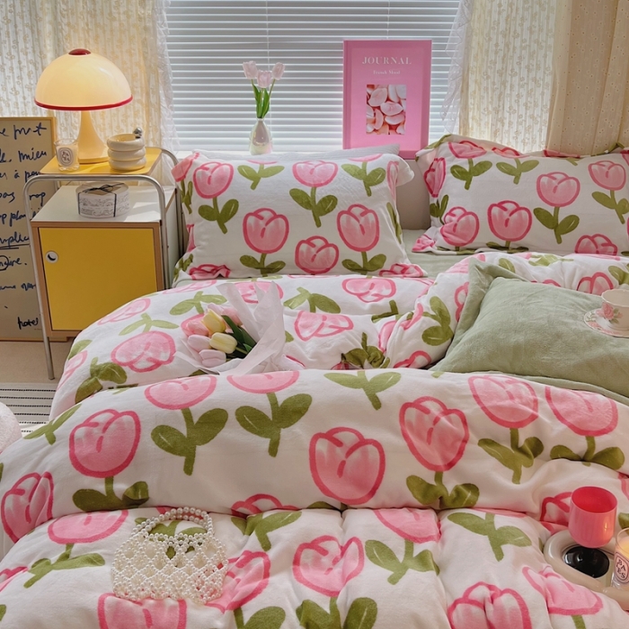 91家纺网 家纺一手货源 找家纺 顾里 2022新款ins少女保暖牛奶绒套件 场景二粉粉郁金香