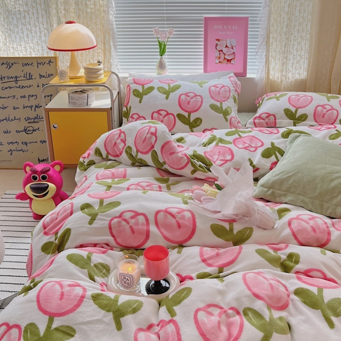 91家纺网 家纺一手货源 找家纺 顾里 2022新款ins少女保暖牛奶绒套件 场景二粉粉郁金香