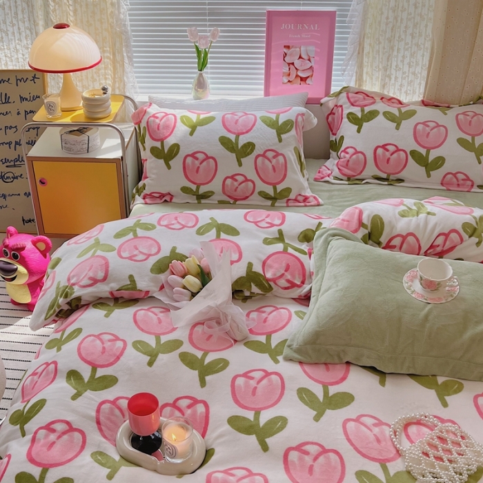 91家纺网 家纺一手货源 找家纺 顾里 2022新款ins少女保暖牛奶绒套件 场景二粉粉郁金香