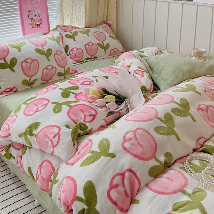 91家纺网 家纺一手货源 找家纺 顾里 2022新款ins少女保暖牛奶绒套件 场景二粉粉郁金香