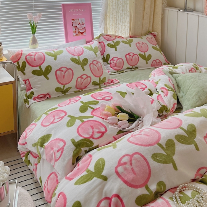 91家纺网 家纺一手货源 找家纺 顾里 2022新款ins少女保暖牛奶绒套件 场景二粉粉郁金香