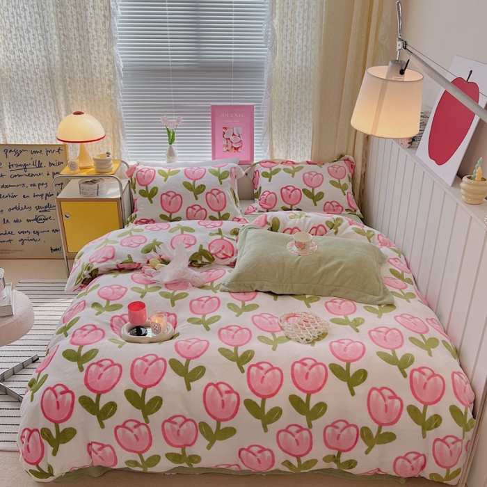 91家纺网 家纺一手货源 找家纺 顾里 2022新款ins少女保暖牛奶绒套件 场景二粉粉郁金香