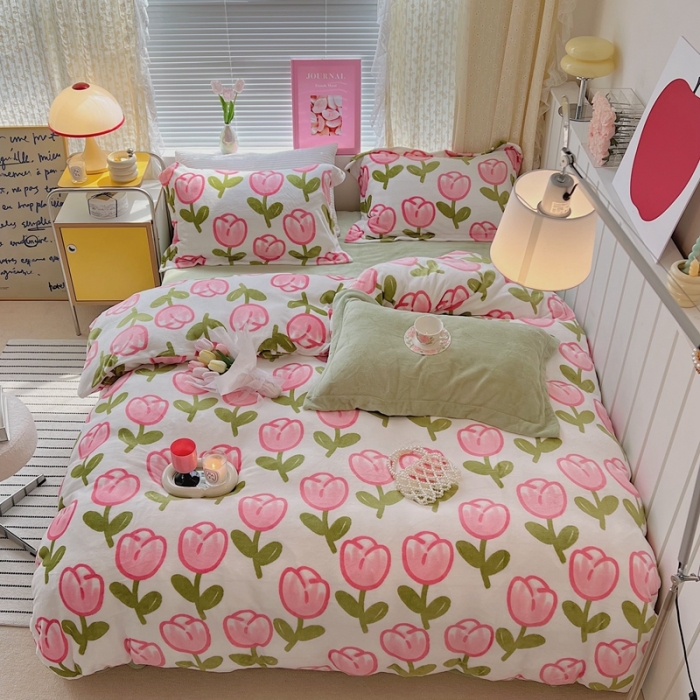 91家纺网 家纺一手货源 找家纺 顾里 2022新款ins少女保暖牛奶绒套件 场景二粉粉郁金香