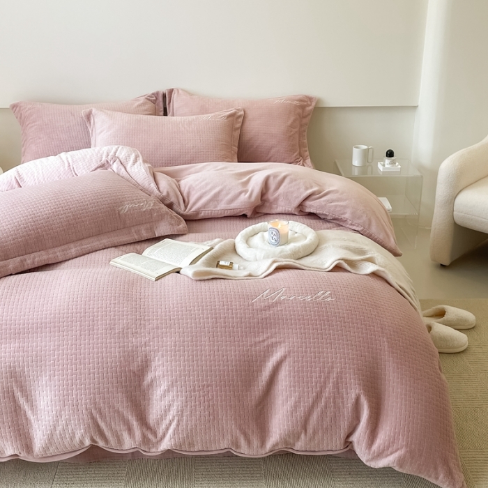 91家纺网 家纺一手货源 找家纺 潘朵拉 2022新款编织刺绣牛奶绒四件套 编织豆沙