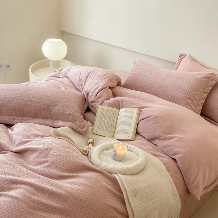 91家纺网 家纺一手货源 找家纺 潘朵拉 2022新款编织刺绣牛奶绒四件套 编织豆沙