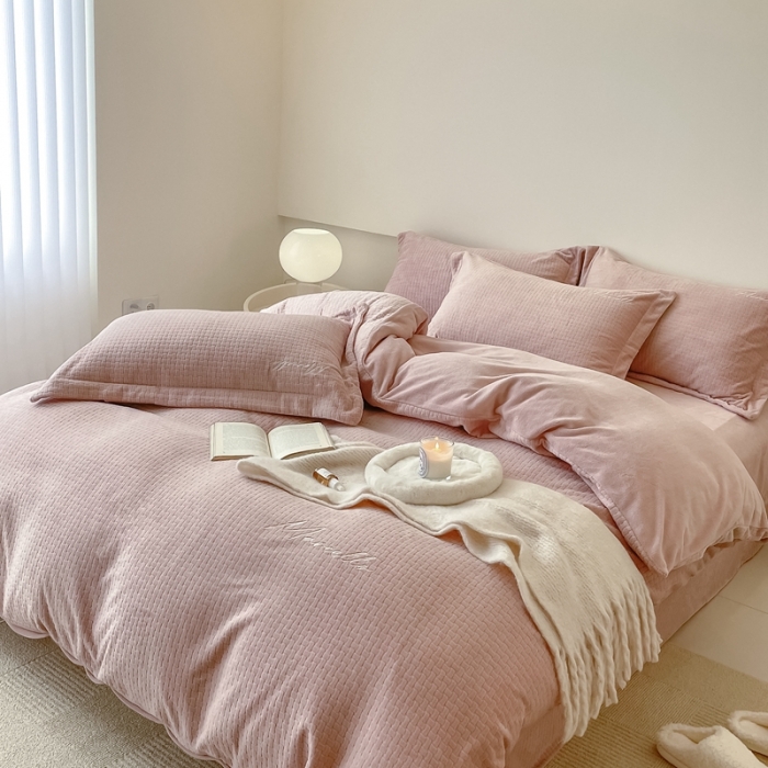 91家纺网 家纺一手货源 找家纺 潘朵拉 2022新款编织刺绣牛奶绒四件套 编织豆沙