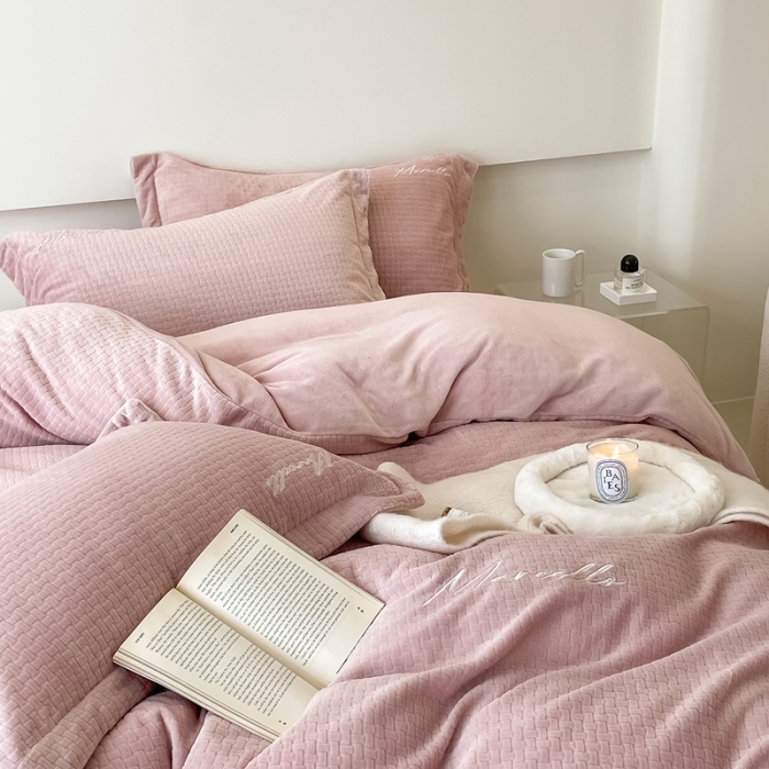 91家纺网 家纺一手货源 找家纺 潘朵拉 2022新款编织刺绣牛奶绒四件套 编织豆沙