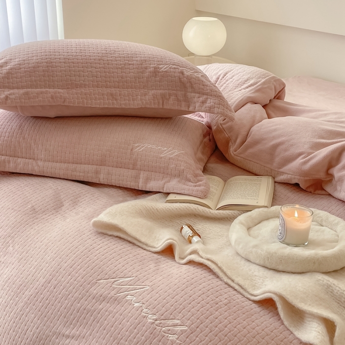 91家纺网 家纺一手货源 找家纺 潘朵拉 2022新款编织刺绣牛奶绒四件套 编织豆沙