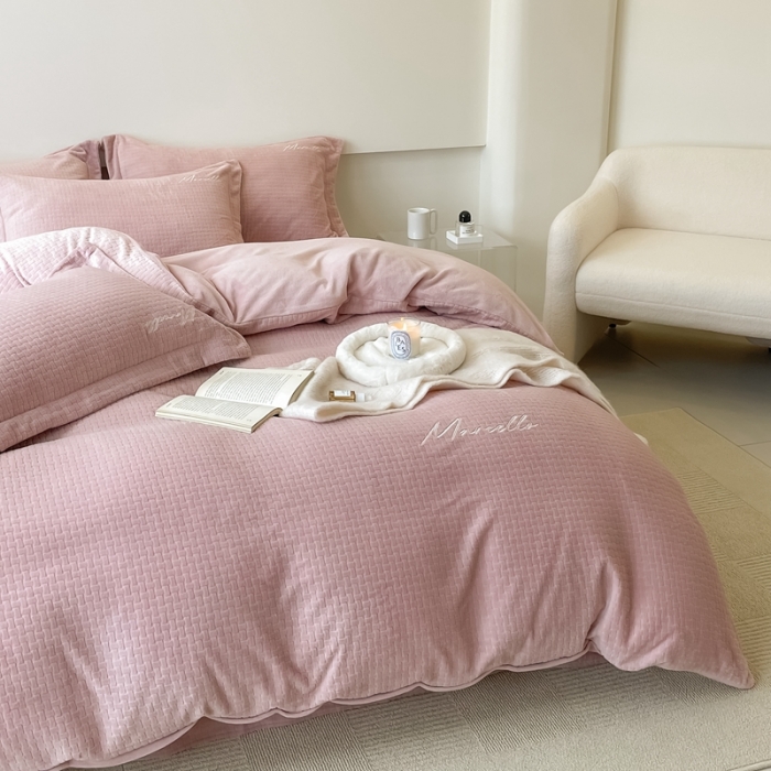 91家纺网 家纺一手货源 找家纺 潘朵拉 2022新款编织刺绣牛奶绒四件套 编织豆沙