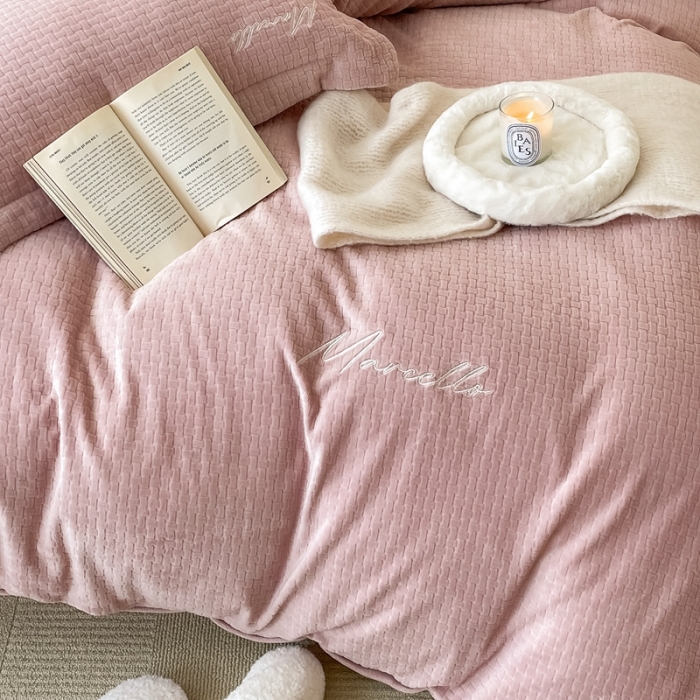 91家纺网 家纺一手货源 找家纺 潘朵拉 2022新款编织刺绣牛奶绒四件套 编织豆沙