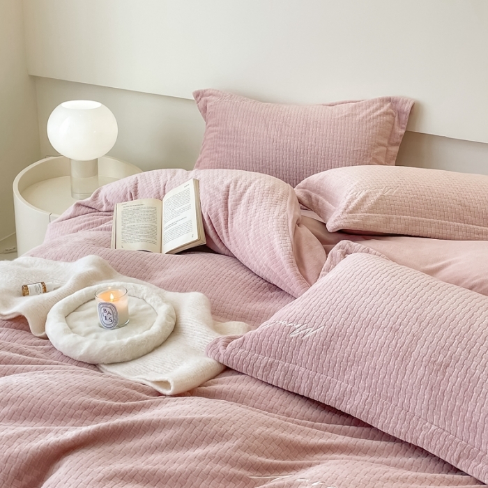 91家纺网 家纺一手货源 找家纺 潘朵拉 2022新款编织刺绣牛奶绒四件套 编织豆沙