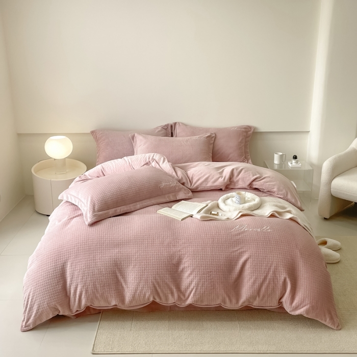 91家纺网 家纺一手货源 找家纺 潘朵拉 2022新款编织刺绣牛奶绒四件套 编织豆沙