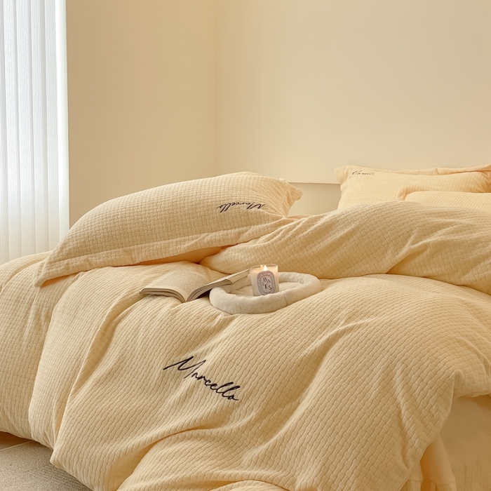 91家纺网 家纺一手货源 找家纺 潘朵拉 2022新款编织刺绣牛奶绒四件套 编织黄