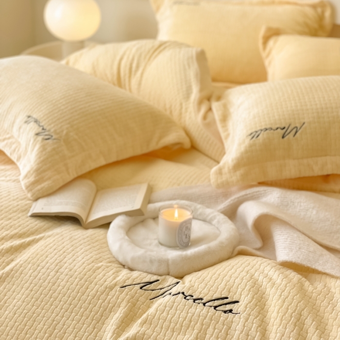 91家纺网 家纺一手货源 找家纺 潘朵拉 2022新款编织刺绣牛奶绒四件套 编织黄