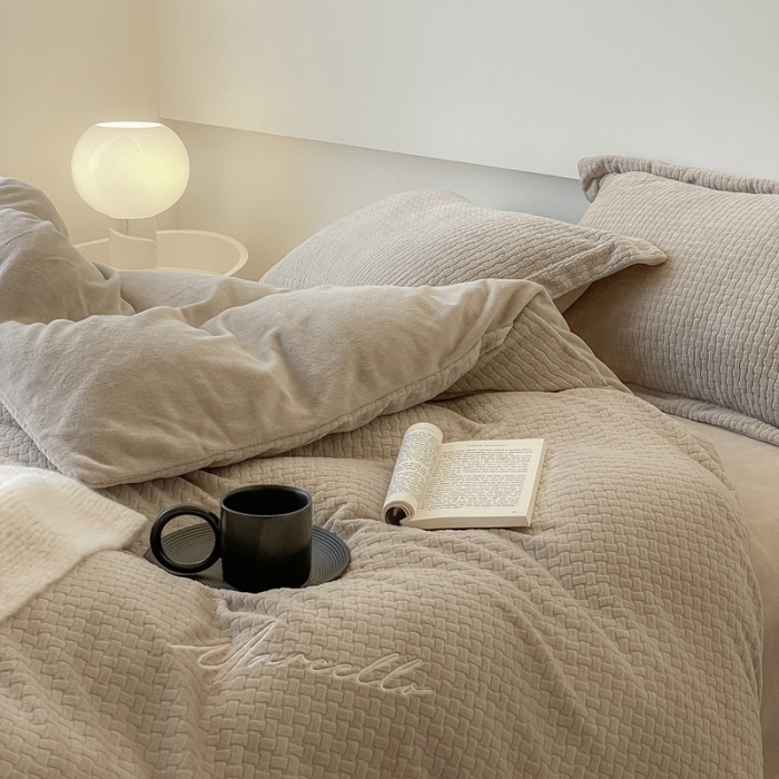 91家纺网 家纺一手货源 找家纺 潘朵拉 2022新款编织刺绣牛奶绒四件套 编织咖