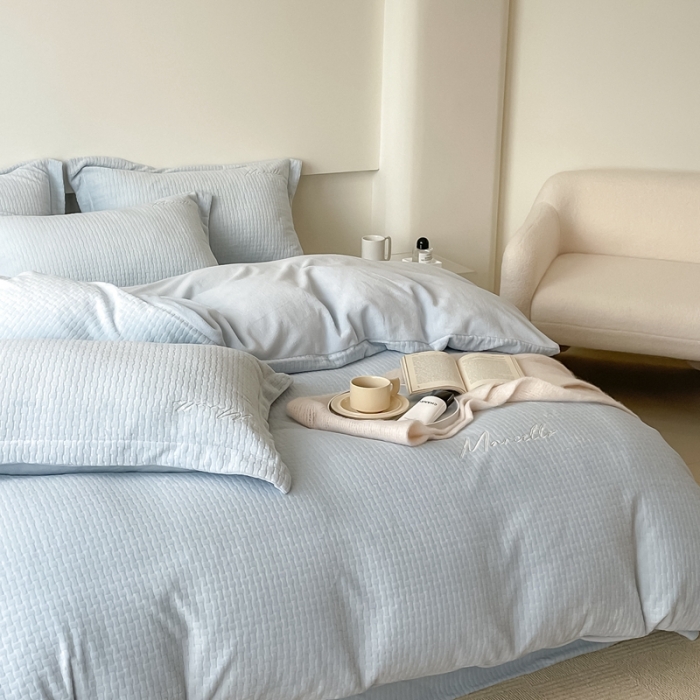 91家纺网 家纺一手货源 找家纺 潘朵拉 2022新款编织刺绣牛奶绒四件套 编织蓝