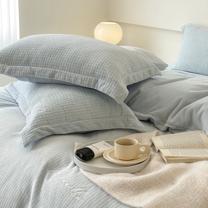 91家纺网 家纺一手货源 找家纺 潘朵拉 2022新款编织刺绣牛奶绒四件套 编织蓝