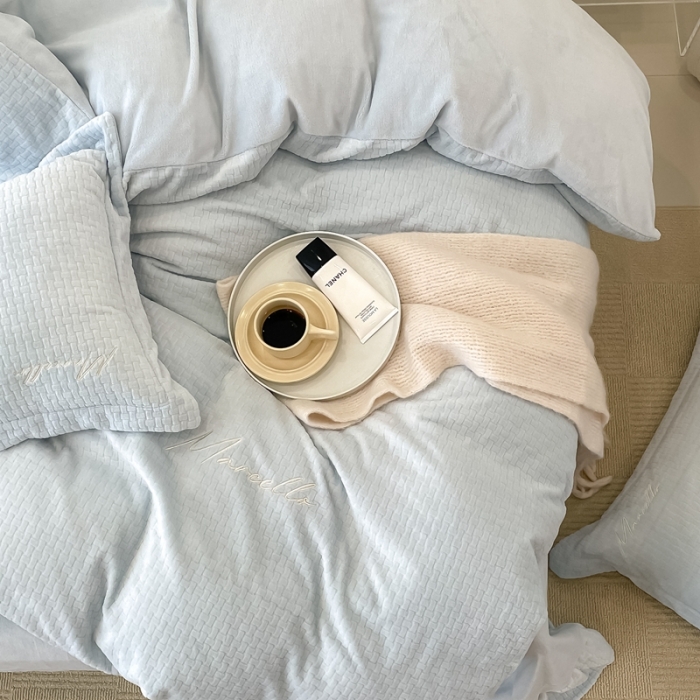 91家纺网 家纺一手货源 找家纺 潘朵拉 2022新款编织刺绣牛奶绒四件套 编织蓝