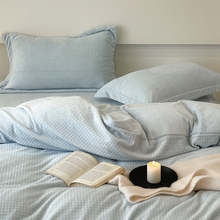 91家纺网 家纺一手货源 找家纺 潘朵拉 2022新款编织刺绣牛奶绒四件套 编织蓝