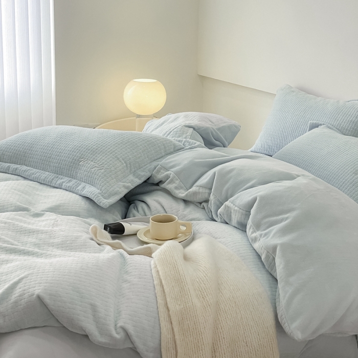 91家纺网 家纺一手货源 找家纺 潘朵拉 2022新款编织刺绣牛奶绒四件套 编织蓝