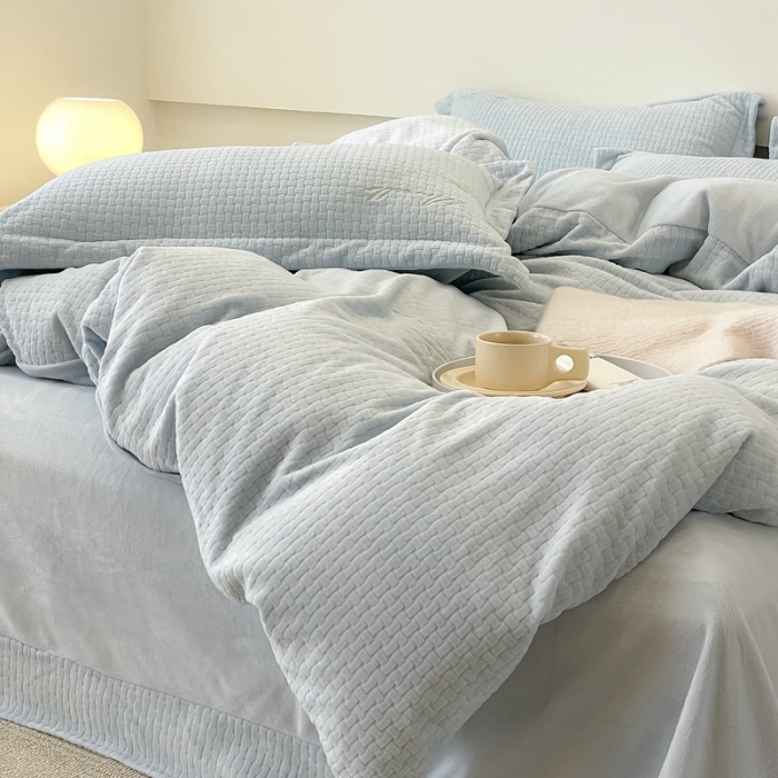 91家纺网 家纺一手货源 找家纺 潘朵拉 2022新款编织刺绣牛奶绒四件套 编织蓝