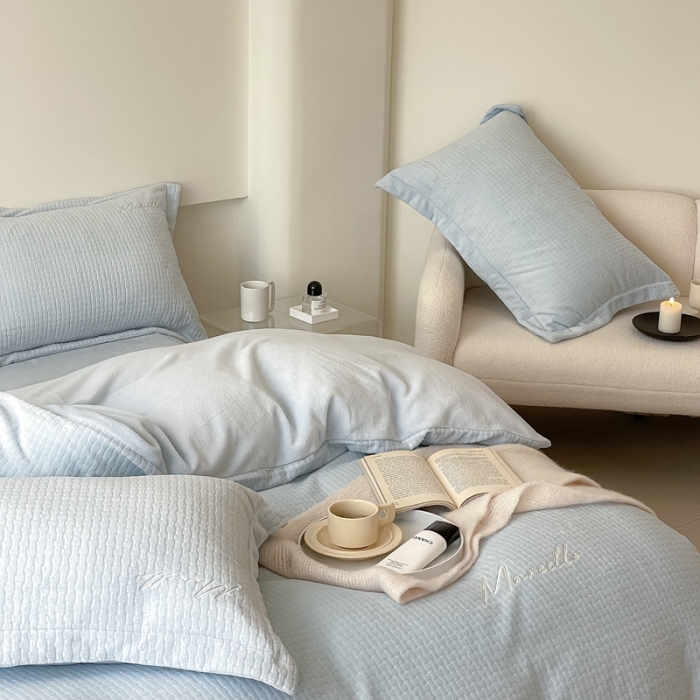 91家纺网 家纺一手货源 找家纺 潘朵拉 2022新款编织刺绣牛奶绒四件套 编织蓝