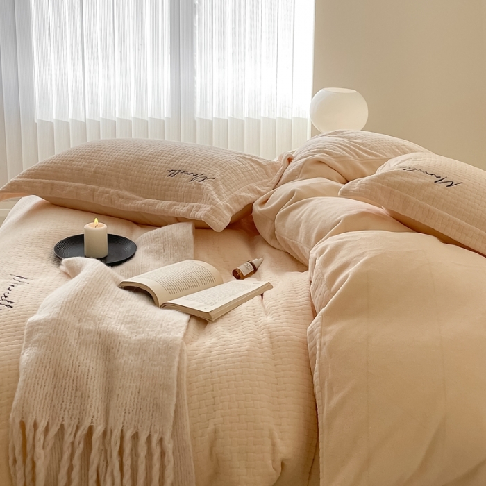 91家纺网 家纺一手货源 找家纺 潘朵拉 2022新款编织刺绣牛奶绒四件套 编织米白