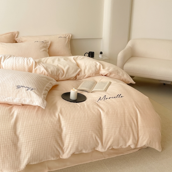 91家纺网 家纺一手货源 找家纺 潘朵拉 2022新款编织刺绣牛奶绒四件套 编织米白