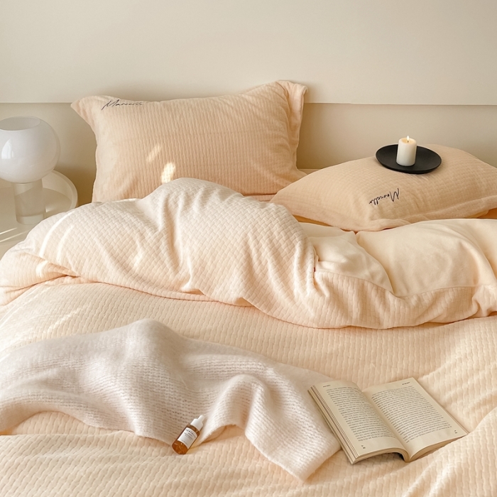 91家纺网 家纺一手货源 找家纺 潘朵拉 2022新款编织刺绣牛奶绒四件套 编织米白