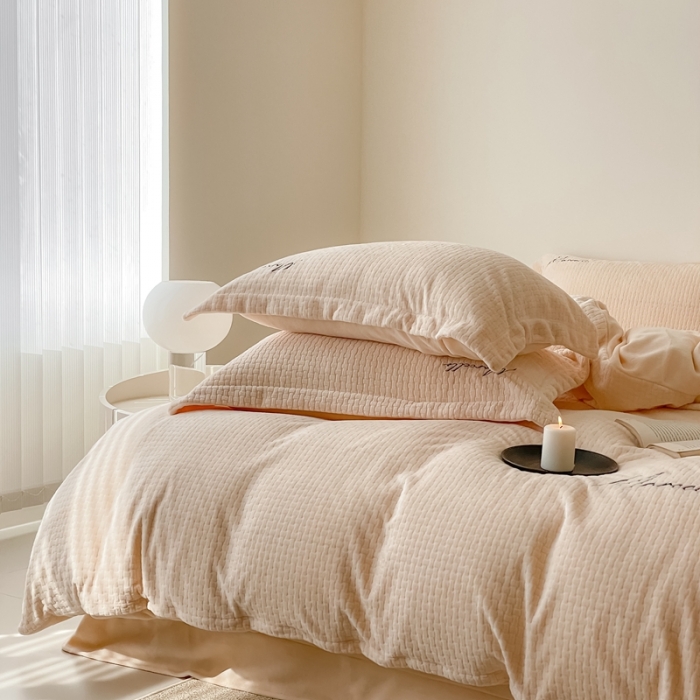 91家纺网 家纺一手货源 找家纺 潘朵拉 2022新款编织刺绣牛奶绒四件套 编织米白