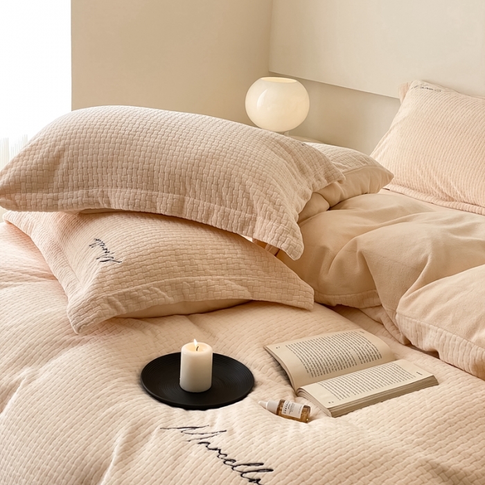 91家纺网 家纺一手货源 找家纺 潘朵拉 2022新款编织刺绣牛奶绒四件套 编织米白