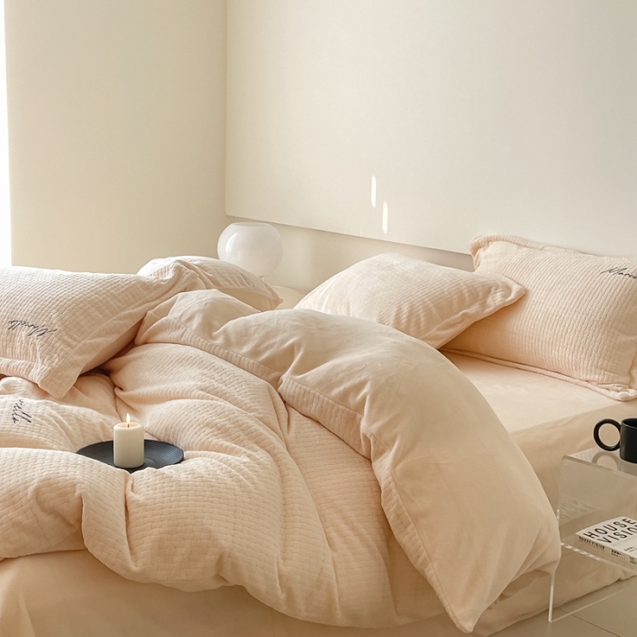 91家纺网 家纺一手货源 找家纺 潘朵拉 2022新款编织刺绣牛奶绒四件套 编织米白