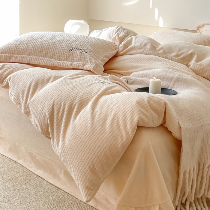 91家纺网 家纺一手货源 找家纺 潘朵拉 2022新款编织刺绣牛奶绒四件套 编织米白