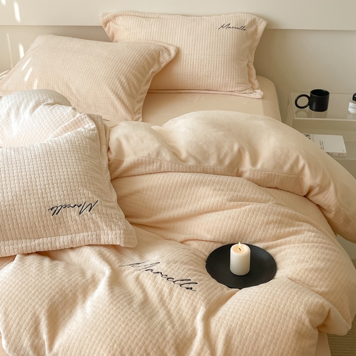 91家纺网 家纺一手货源 找家纺 潘朵拉 2022新款编织刺绣牛奶绒四件套 编织米白