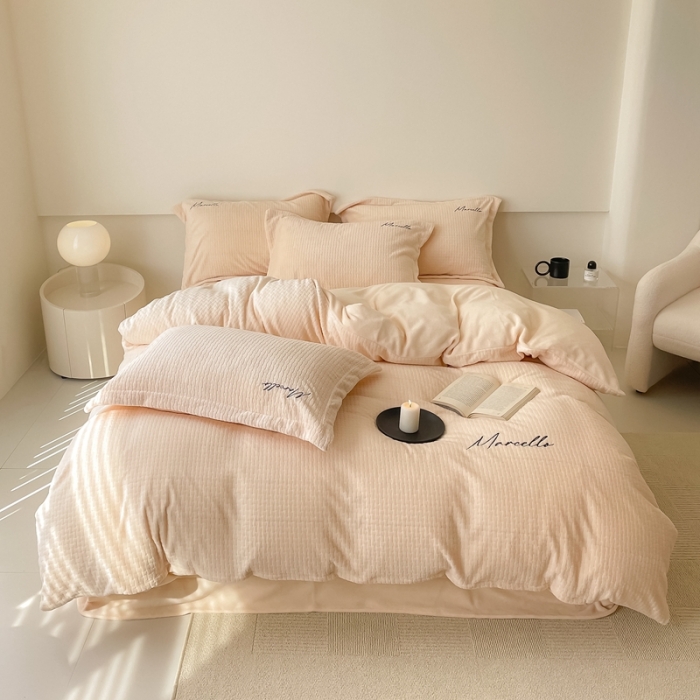 91家纺网 家纺一手货源 找家纺 潘朵拉 2022新款编织刺绣牛奶绒四件套 编织米白