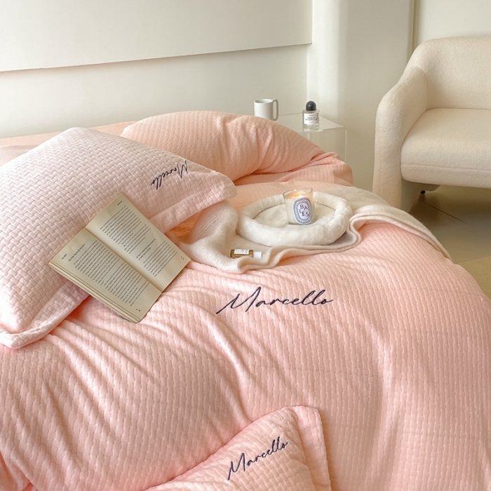 91家纺网 家纺一手货源 找家纺 潘朵拉 2022新款编织刺绣牛奶绒四件套 编织玉