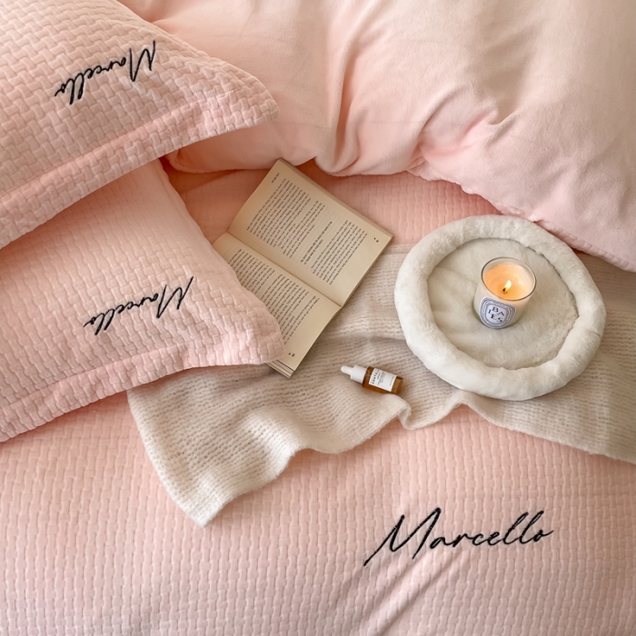 91家纺网 家纺一手货源 找家纺 潘朵拉 2022新款编织刺绣牛奶绒四件套 编织玉