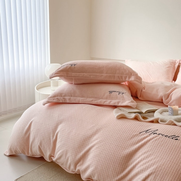 91家纺网 家纺一手货源 找家纺 潘朵拉 2022新款编织刺绣牛奶绒四件套 编织玉