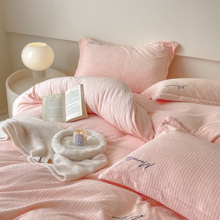 91家纺网 家纺一手货源 找家纺 潘朵拉 2022新款编织刺绣牛奶绒四件套 编织玉