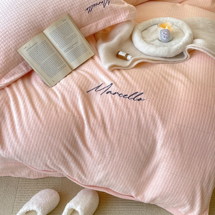 91家纺网 家纺一手货源 找家纺 潘朵拉 2022新款编织刺绣牛奶绒四件套 编织玉