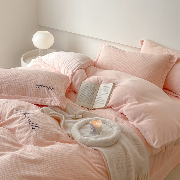 91家纺网 家纺一手货源 找家纺 潘朵拉 2022新款编织刺绣牛奶绒四件套 编织玉