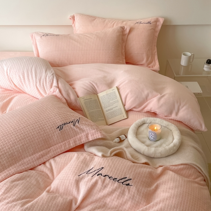 91家纺网 家纺一手货源 找家纺 潘朵拉 2022新款编织刺绣牛奶绒四件套 编织玉