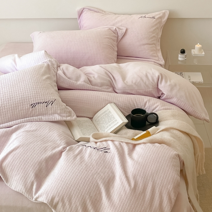 91家纺网 家纺一手货源 找家纺 潘朵拉 2022新款编织刺绣牛奶绒四件套 编织紫