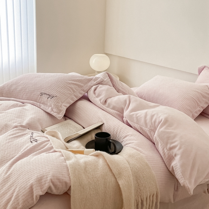 91家纺网 家纺一手货源 找家纺 潘朵拉 2022新款编织刺绣牛奶绒四件套 编织紫