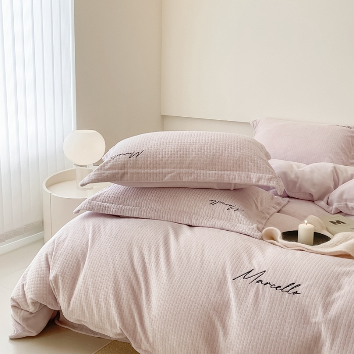 91家纺网 家纺一手货源 找家纺 潘朵拉 2022新款编织刺绣牛奶绒四件套 编织紫