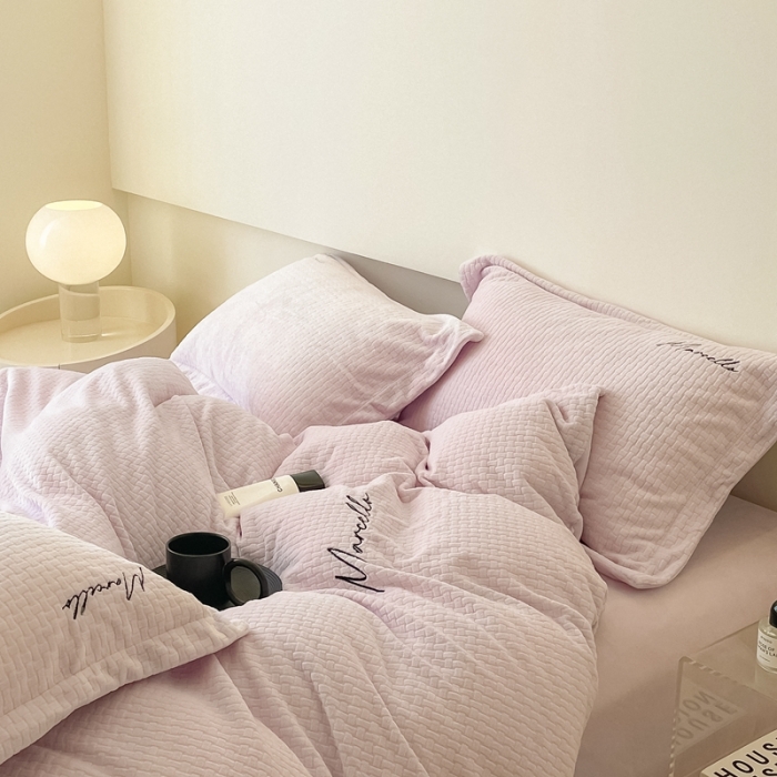 91家纺网 家纺一手货源 找家纺 潘朵拉 2022新款编织刺绣牛奶绒四件套 编织紫