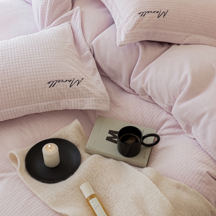 91家纺网 家纺一手货源 找家纺 潘朵拉 2022新款编织刺绣牛奶绒四件套 编织紫