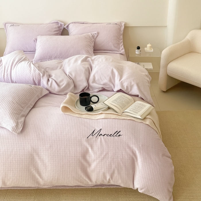 91家纺网 家纺一手货源 找家纺 潘朵拉 2022新款编织刺绣牛奶绒四件套 编织紫