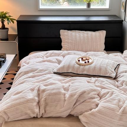 91家纺网 家纺一手货源 找家纺 桔子家纺 2022新款条纹濑兔毛绒系列四件套 浅米驼