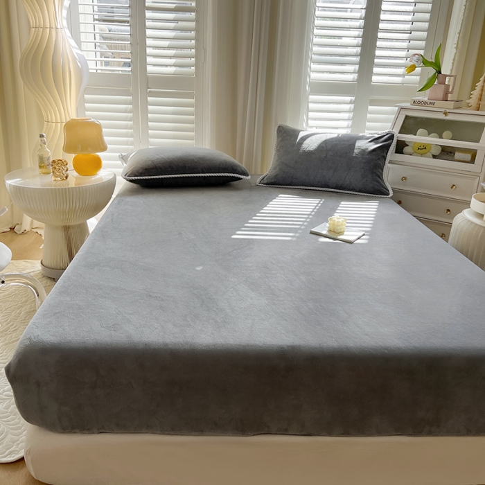 91家纺网 家纺一手货源 找家纺 857家居 2022新款牛奶绒纯色床笠浅灰